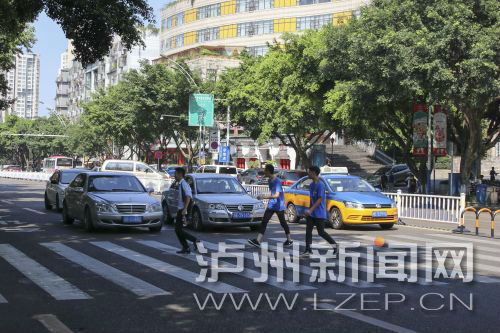 四川警察學院前的斑馬線沒有紅綠燈，但過往車輛見到有行人過斑馬線都會禮讓行人